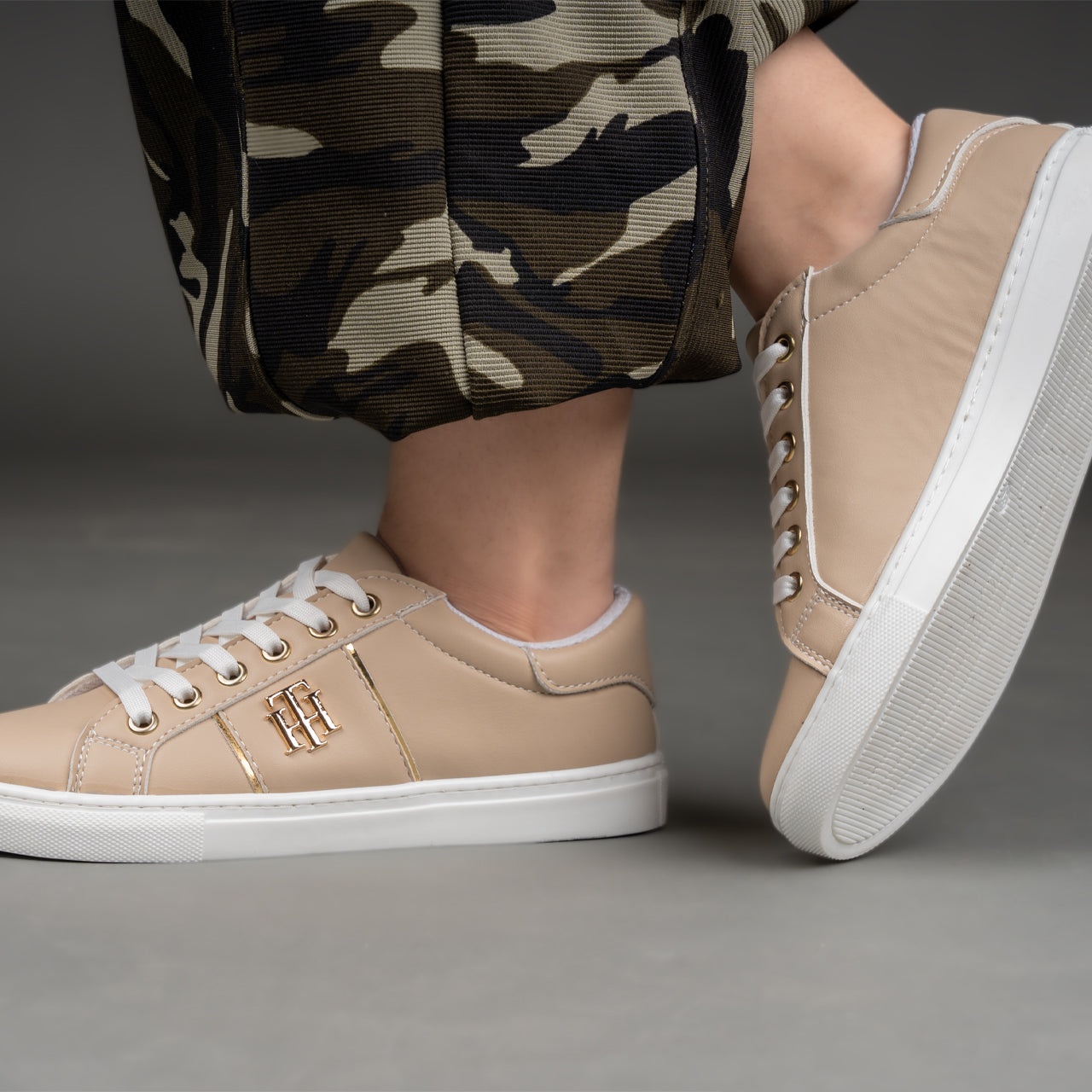 حذاء رياضي مسطح نسائي W-105-بيج