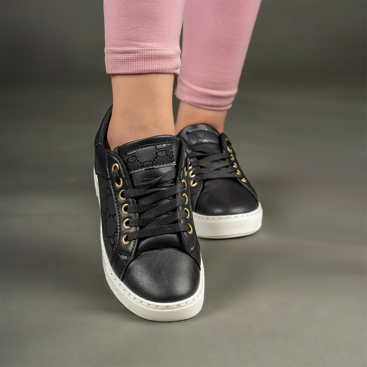 حذاء رياضي مسطح نسائي GG-400- أسود